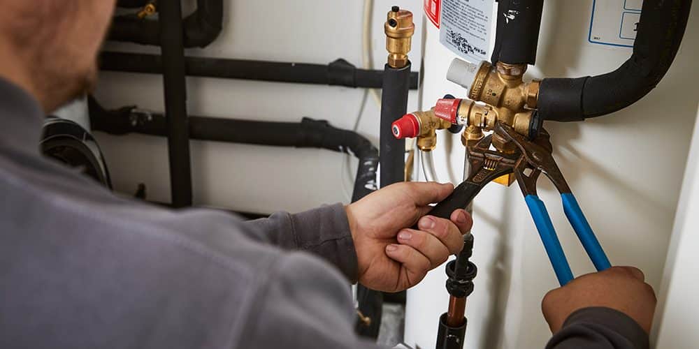 The Dos and Don'ts of Dealing with a Plumbing Emergency
